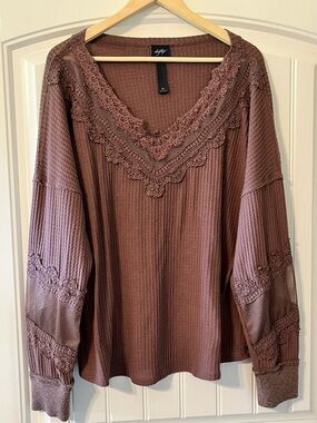 Buckle Daytrip Lace-Trim Waffle Knit V-Neck Top in Mauve Brown